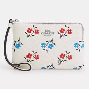 Coach Corner Zip Wristlet With Floral Print‎